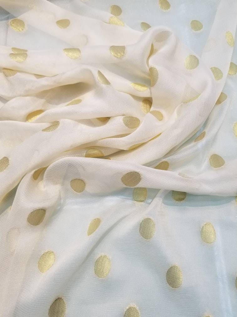 Polka dots mettalic points sur tissu mousseline de soie beige. Utilisable pour les vêtements et la conception intérieure. 45" vendu par yard. Polka dots mettalic mettalic mettalic points sur tissu mousseline de soie beige. Utilisable pour les vêtements et la conception intérieure. 45