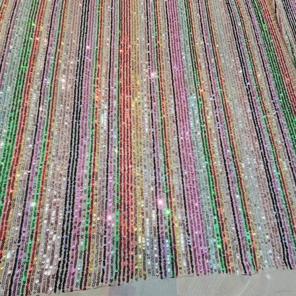 Paillettes multicolores sur tissu extensible de 56 po. de large, utilisables pour les accessoires de vêtements, les décorations d'intérieur, les tissus de théâtre.