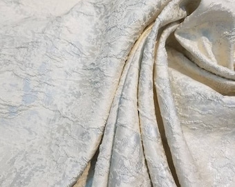 Tela de brocado jacquard. Color rosa pálido en tela de diseño contemporáneo. Ideal para indumentaria y diseño de interiores. 137 cm de ancho.