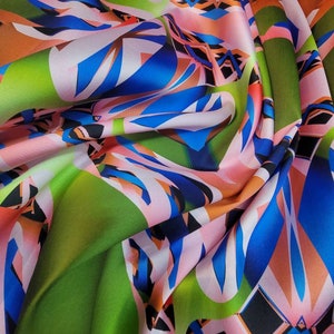 Motifs abstraits multicolores imprimés numériquement sur un tissu mikado/sergé premium 59/60&quot;. Base verte avec multicolore.