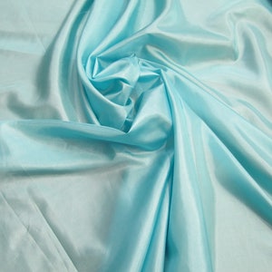 Fodera in poliestere e seta cinese color turchese, utilizzabile per accessori di abbigliamento e design d&#39;interni.