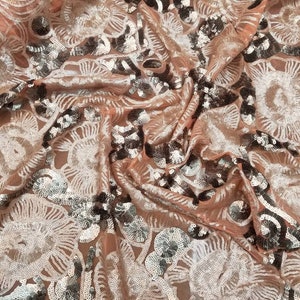 Encaje floral secuenciado, hecho a mano, en color melocotón ruborizado, ideal para prendas de vestir, accesorios y diseños de interiores. Tela de 54".