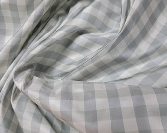 Tela a cuadros 100 % tafetán de seda, cortada a medida de 54" de ancho. Ideal para confección de ropa y diseño de interiores.