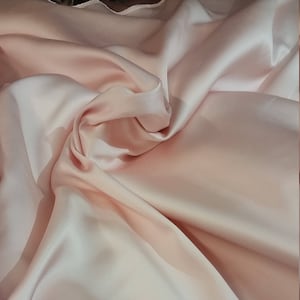 Tessuto Mikado/Zibellino rosa. Il tessuto Mikado largo 60&quot; è una miscela unica che rende questo tessuto morbido e conferisce struttura all&#39;abito.