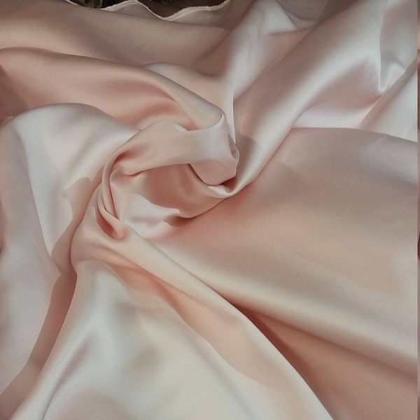 Tissu Mikado/Zibelline rose. Le tissu Mikado de 60 po de large est un mélange unique qui rend ce tissu doux et donne de la structure à la robe.