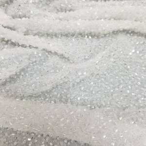 Ce tissu spécial en georgette de soie perlé à la main est fabriqué par des professionnels. C'est unique en son genre et vous pouvez faire de belles robes de soirée