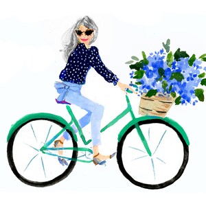 K&ouml;nnte beinhalten: Aquarellillustration einer Person, die auf einem gr&uuml;nen Fahrrad mit einem Korb mit blauen Blumen f&auml;hrt. Die Person tr&auml;gt ein marineblaues Polka-Dot-Hemd, hellblaue Jeans und eine Sonnenbrille. Das Fahrrad hat schwarze Reifen und einen Weidenkorb.