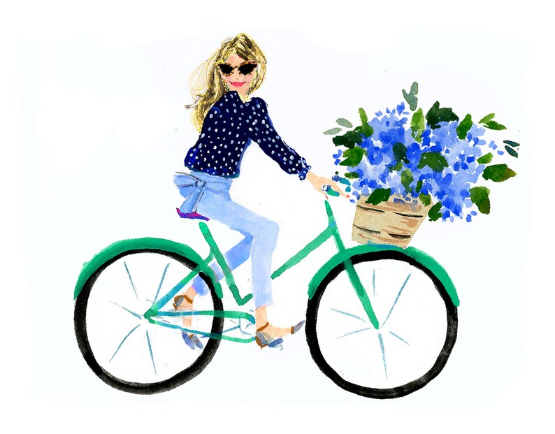 K&ouml;nnte beinhalten: Aquarellillustration einer Person, die auf einem gr&uuml;nen Fahrrad mit einem Korb voller blauer Blumen f&auml;hrt. Die Person tr&auml;gt ein marineblaues Polka-Dot-Hemd, hellblaue Jeans und eine Sonnenbrille. Das Fahrrad hat schwarze Reifen und einen Weidenkorb.