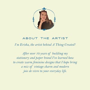 Op de afbeelding: Een vrouw met lang bruin haar glimlacht en kijkt naar de camera. Ze draagt een zwart topje en een hoofdband. De tekst "ABOUT THE ARTIST" staat boven haar en de tekst "I'm Erisha, the artist behind A Thing Created!" staat eronder. De tekst "After over 10 years of building my stationery and paper brand I've learned how to create warm feminine designs that I hope bring a mix of vintage charm and modern joie de vivre to your everyday life." staat onder de tekst.