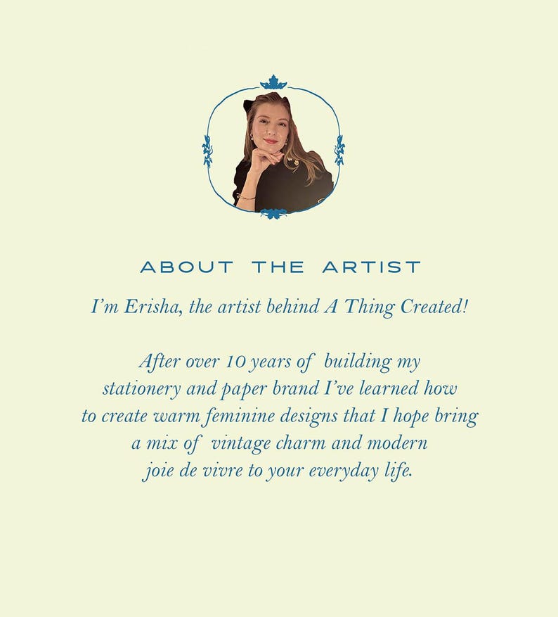 Op de afbeelding: Een vrouw met lang bruin haar glimlacht en kijkt naar de camera. Ze draagt een zwart topje en een hoofdband. De tekst "ABOUT THE ARTIST" staat boven haar en de tekst "I'm Erisha, the artist behind A Thing Created!" staat eronder. De tekst "After over 10 years of building my stationery and paper brand I've learned how to create warm feminine designs that I hope bring a mix of vintage charm and modern joie de vivre to your everyday life." staat onder de tekst.