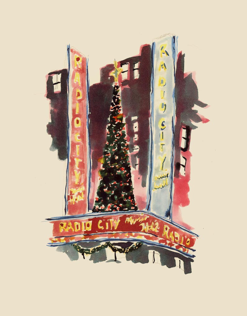 Op de afbeelding: Een aquarel van Radio City Music Hall in New York City met een kerstboom voor het gebouw. Het gebouw is versierd met rode en blauwe lichten en het bord zegt "Radio City Music Hall".