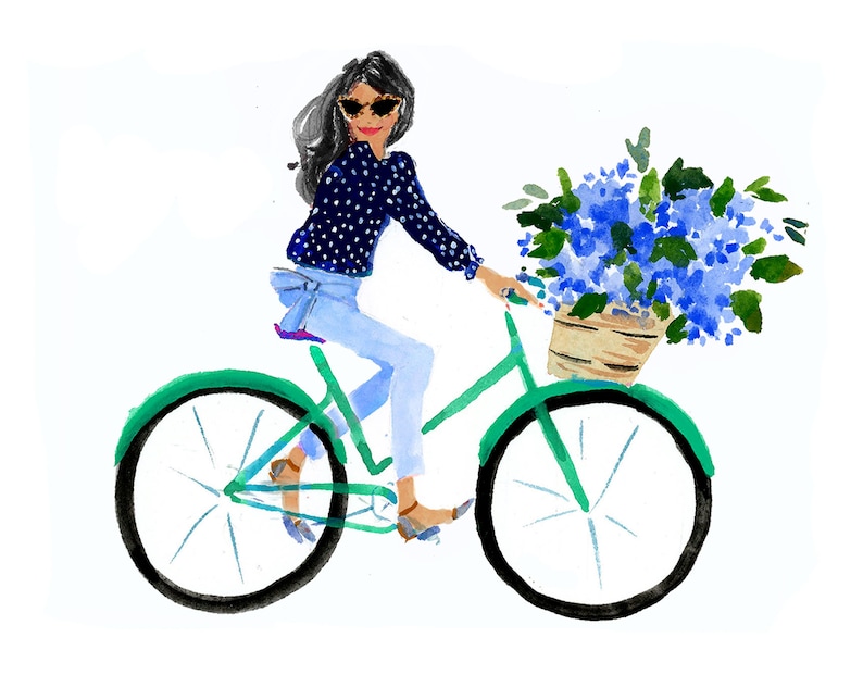 K&ouml;nnte beinhalten: Aquarellillustration einer Person, die auf einem gr&uuml;nen Fahrrad mit einem Korb voller blauer Blumen f&auml;hrt. Die Person tr&auml;gt ein marineblaues Oberteil mit Polka Dots, hellblaue Jeans und eine Sonnenbrille. Das Fahrrad hat schwarze Reifen.