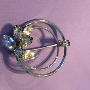 Krementz Circle Pin with Rhinestone leaves  Vintage
