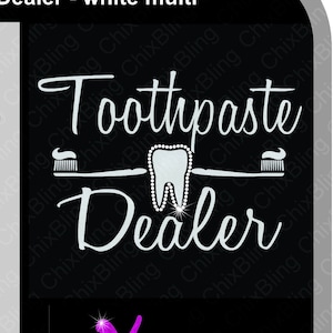 K&ouml;nnte beinhalten: Ein schwarzes T-Shirt mit einem wei&szlig;en Design, auf dem "Toothpaste Dealer" mit einem Zahn und Zahnb&uuml;rsten steht. Das Design ist 18 cm hoch und 26,7 cm breit.