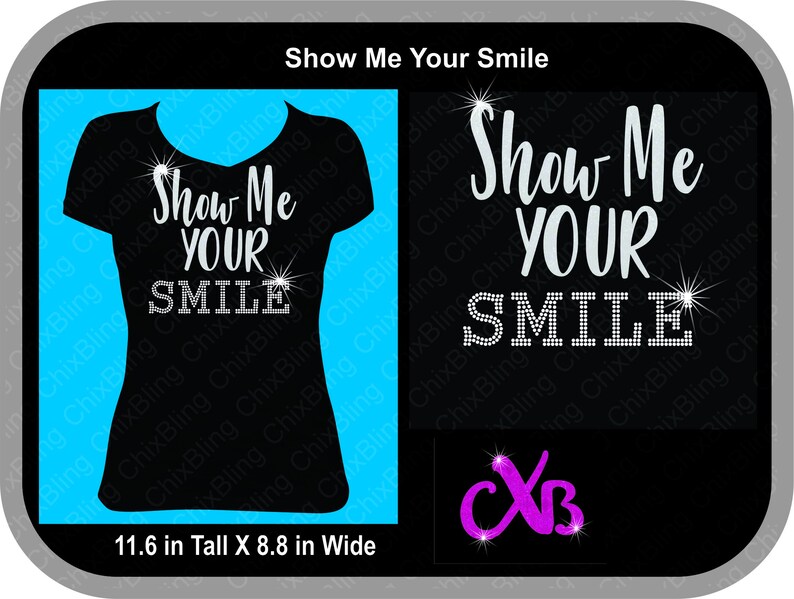 K&ouml;nnte beinhalten: Schwarzes T-Shirt mit silbernen Glitzer-Stra&szlig;steinen, die "Show Me Your Smile" auf einem blauen Hintergrund buchstabieren. Das T-Shirt ist 29,5 cm hoch und 22,4 cm breit.