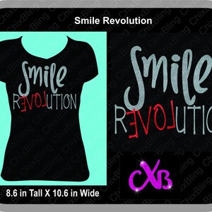K&ouml;nnte beinhalten: Ein schwarzes T-Shirt mit den Worten "Smile Revolution" in silberner Glitzer-Schrift. Das Wort "Revolution" ist in roter Glitzer-Schrift. Das T-Shirt ist 8,6 Zoll hoch und 10,6 Zoll breit.