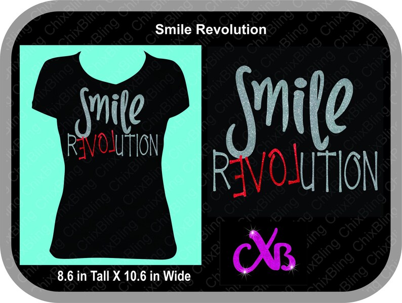 K&ouml;nnte beinhalten: Ein schwarzes T-Shirt mit den Worten "Smile Revolution" in silberner Glitzer-Schrift. Das Wort "Revolution" ist in roter Glitzer-Schrift. Das T-Shirt ist 8,6 Zoll hoch und 10,6 Zoll breit.