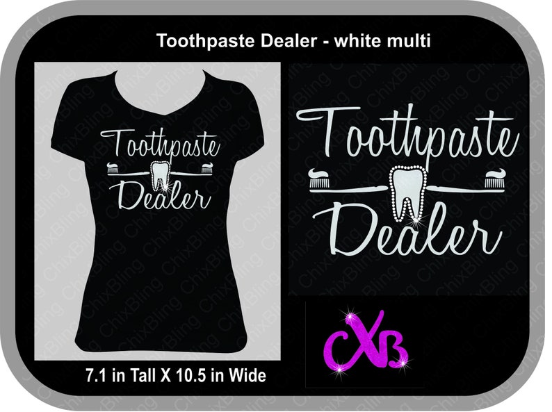 K&ouml;nnte beinhalten: Ein schwarzes T-Shirt mit einem wei&szlig;en Design, auf dem "Toothpaste Dealer" mit einem Zahn und Zahnb&uuml;rsten steht. Das Design ist 18 cm hoch und 26,7 cm breit.