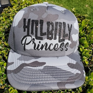 Pays fille camionneur chapeaux ! CAMO.  Hillbilly princesse.  PLUS