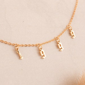 Colar personalizado de ano de nascimento - Colar de números - Colar de letras penduradas - Colar de números da sorte - Presente de melhor amigo - Presente de aniversário