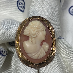 14K stamp Gold Cameo Ring Size: 3 3/4