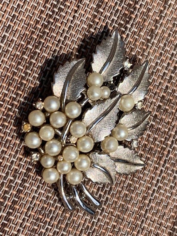 Vintage Trifari Silver Tone Leaves Faux Pearl Rhi… - image 2