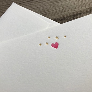 Juego de 5 tarjetas y sobres impresos con tipografía: corazón estrellado