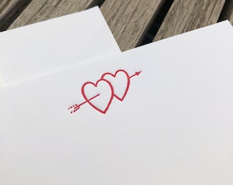 Conjunto de 5 tarjetas tipográficas y sobres - flecha a través de los corazones