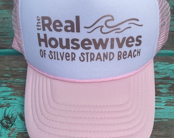 Gorro playero de Real Housewives of Silver Strand. Talla única. Gorra con cierre trasero. Disponible en diferentes colores.