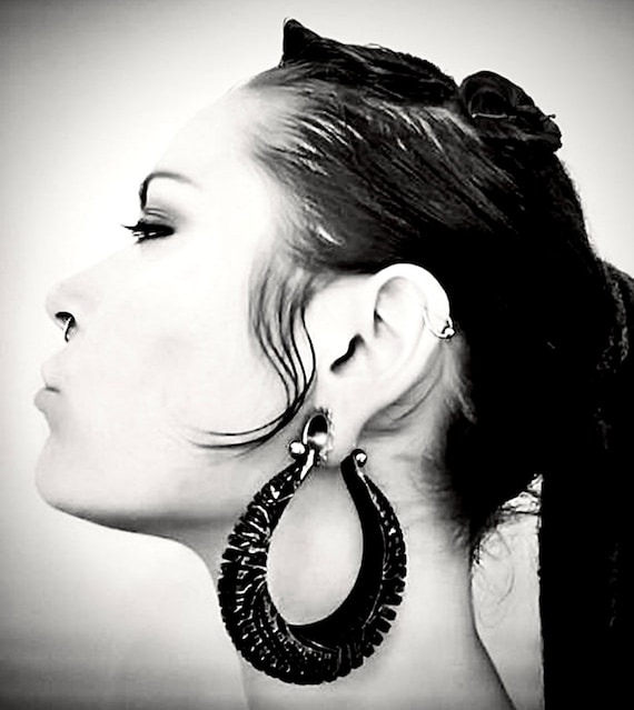 Very curvaceous black hoop earrings deals