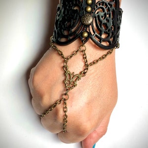 Jugendstil Ledermanschette mit Handkettchen