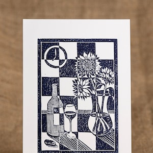 Stampa xilografica di natura morta, stampa d&#39;arte linocut originale fatta a mano in edizione limitata formato A5. Stampa a quadretti girasoli, vino e tempo.