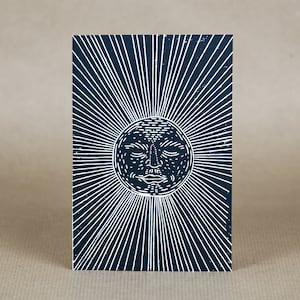 Moon Face Lino Print - originele print - A6 ca. Zwart & wit Linoleum - Etsen - houtsnede prints - Handgemaakt/ Handgedrukt - zwart en whi