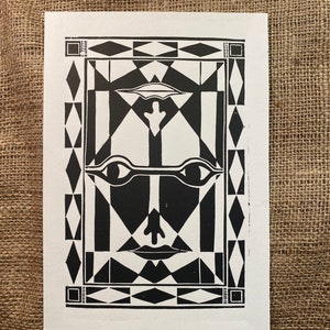 Lino Print Face. Linocut hecho a mano e impreso en blanco y negro reversible / arte geométrico invertido. impresión original