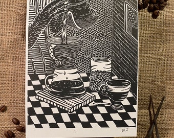 Koffie Lino Print, Maat A5 limited edition handgemaakte originele Linosnede kunstprint. Zwart-wit giet over koffieillustratie