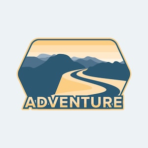 Può includere: Un distintivo esagonale blu e giallo con una catena montuosa e una strada tortuosa sullo sfondo. Il testo "ADVENTURE" è stampato in giallo nella parte inferiore del distintivo.