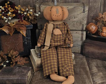 Muñeco Leo, un niño calabaza rústico hecho a mano – Adorno de otoño hecho a mano – Decoración rústica de granja para otoño – Muñeco con cabeza de calabaza único