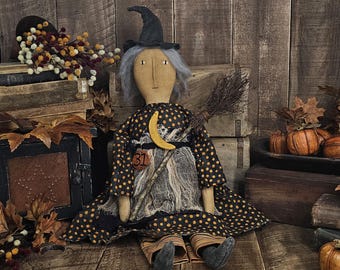 Muñeca Stella de Halloween – Decoración otoñal artesanal de arte popular – Muñeca otoñal única con collar de luna y escoba hecha en una granja.