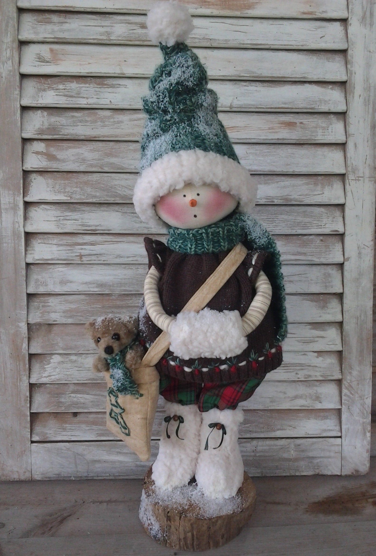 Текстильная кукла снеговик. Текстильный снеговик. Интерьерная кукла снеговик. Текстильный снеговик своими руками. Новогодние куклы интерьерные.