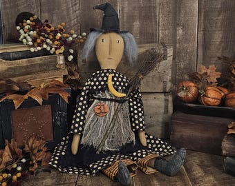 Muñeca de Halloween HELGA – Decoración otoñal artesanal de arte popular – Muñeca grande de otoño con collar de luna y escoba hecha en una granja.