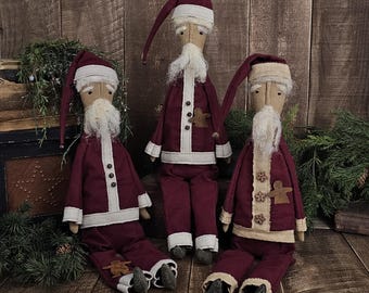 Papá Noel de arte popular: muñeco navideño primitivo, cuerpo de Osnaburgo, traje de franela, barba de lana, decoración navideña rústica.