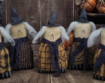 Bruja rústica de Halloween para estantería – Muñeca artesanal de arte popular – Decoración rústica de granja para otoño