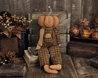 Muñeco de calabaza rústico Jeb – Adorno de estante otoñal hecho a mano – Decoración rústica de granja para otoño – Muñeco con cabeza de calabaza único