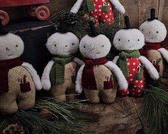 Primitive Snowman - Winter Folk Art Snowmen - Tiered Tray Snowman Home Decor - Cozy Christmas Décor - Holiday Shelf Sitter Decoration