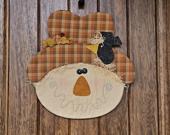 Décoration de porte épouvantail : décoration d'automne faite maison avec oiseau
