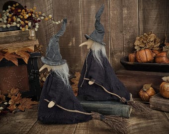 Bruja flotante de Halloween: muñeca artesanal de arte popular primitivo, tela de osnaburgo y tabaco, pelo de lana de cordero, decoración otoñal espeluznante única.