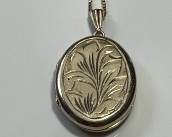 Vintage Italian Gold on Sterling Silver Oval Pendant Locket and Matching Gold on Silver Chain Necklace, Weighing 7.27g