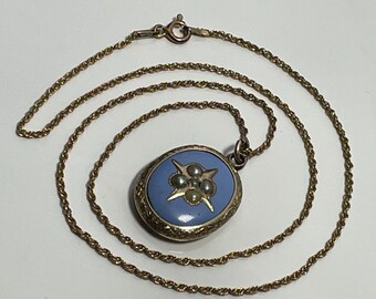 Antiker viktorianischer vergoldeter Trauermedaillon-Anhänger aus blauer Emaille und Perlen mit Gold an einer 925er-Silberkette, 1800