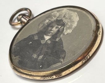Antiker viktorianischer Anhänger aus Walzgold und Glas für eine Uhrenkette & Original Sepia Fotos von Frau und Kind, 1800's