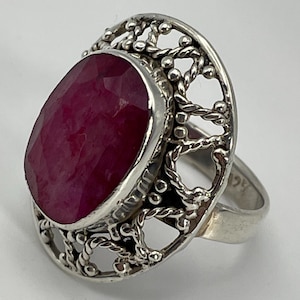 Sterling silver '925' and Indian ruby oval stone cocktail ring 7.45g band size O